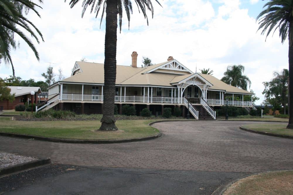 Foundation Building UQ Gatton Campus from SW (2009)