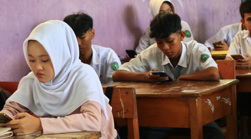 Elementary classroom with students using tablets and digital devices