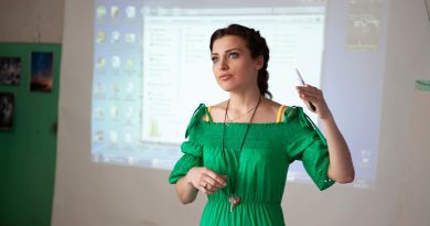 Educator integrating AI tools into classroom learning environment